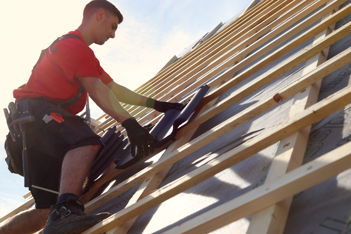 Aufbringen der Dachpfannen